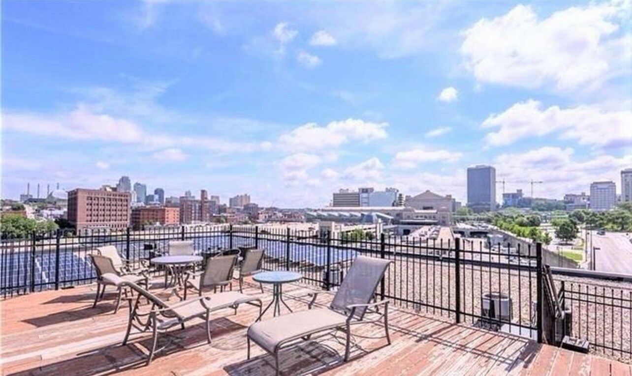 Rooftop patio - 360 W Pershing Rd