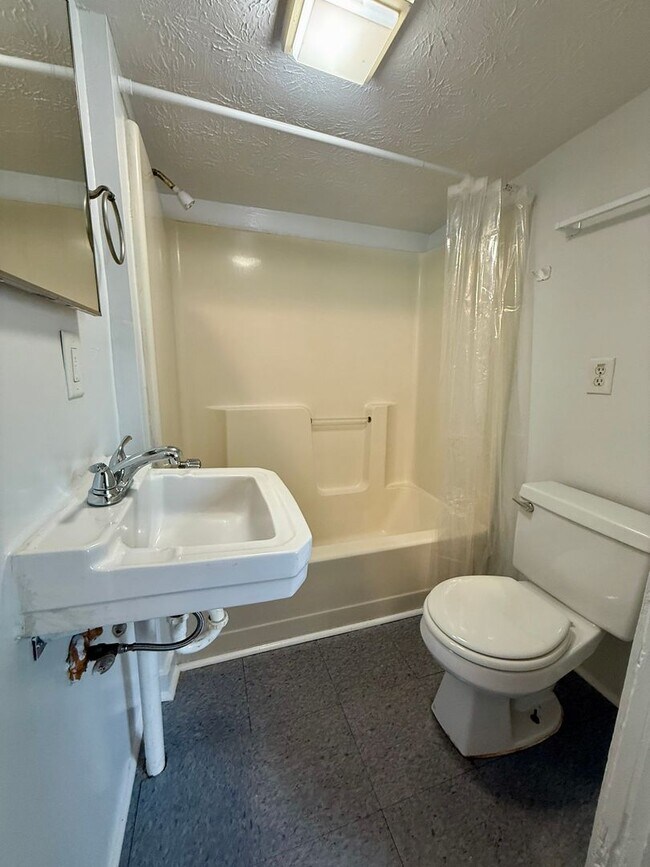 Building Photo - Two Bedroom with Great Screened Porch!