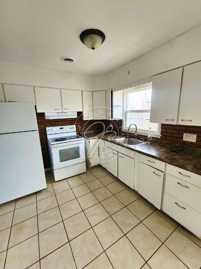 Building Photo - Charming 1-Bed with Spacious 1050 Sq Ft Layout in Toledo's Heart!