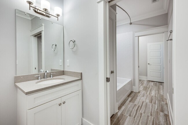 Building Photo - Stunning 4BE/3.5BA home in the heart of Green Hills!