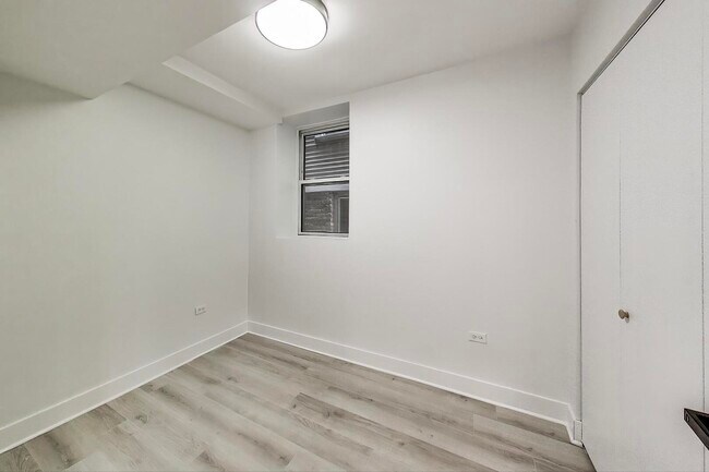 Building Photo - 1437 W Oakdale Ave