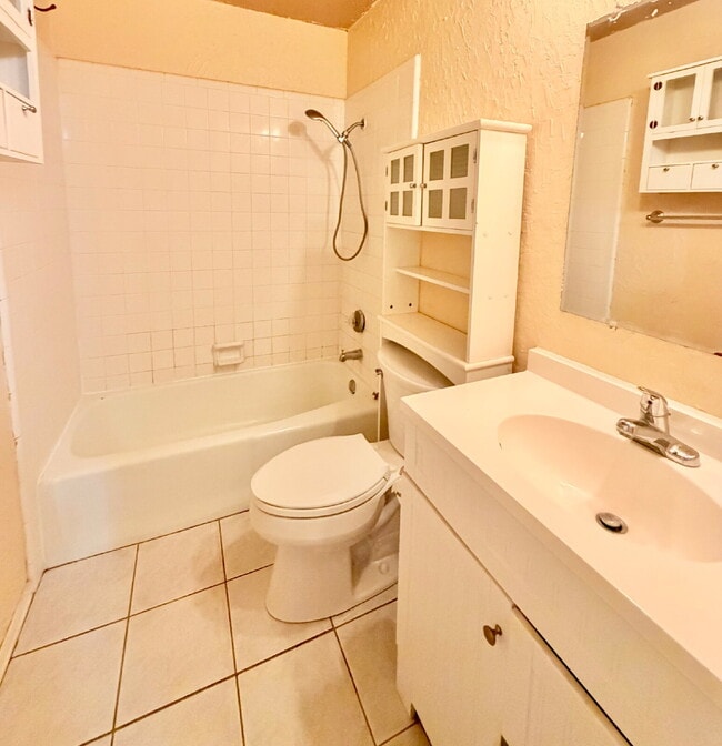 Building Photo - "Charming 3-Bedroom Home with 2 Full Baths in Lubbock's Heart – 1277 Sq Ft of Comfort Await!"