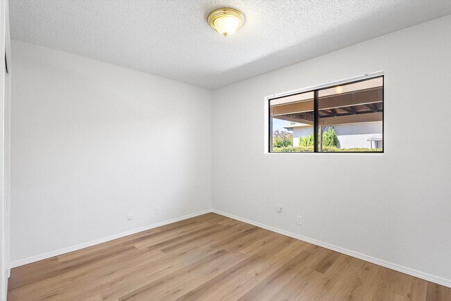 Building Photo - 1256 Rosewood Way