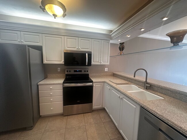 Building Photo - 14831 Park Lake Dr