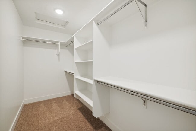 Building Photo - Move-In Ready Elegance - 4 Bedrooms! Pet Friendly!