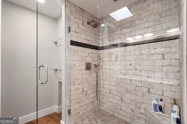 Building Photo - 585 White Cir