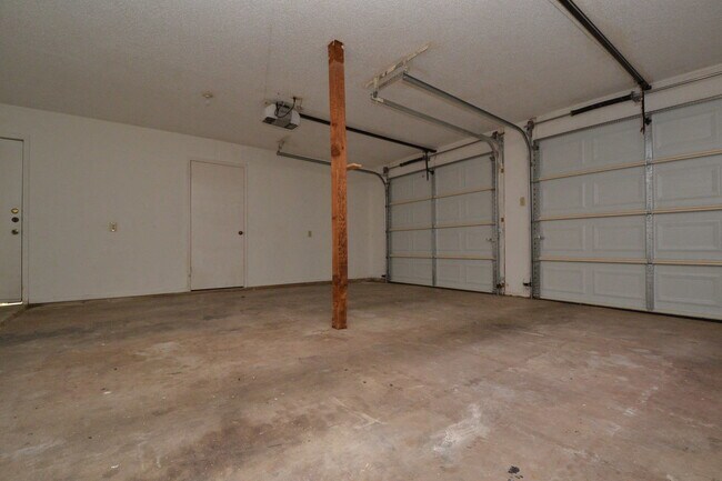 Building Photo - Large 3/2 in Great Hills w/ Treetop Views