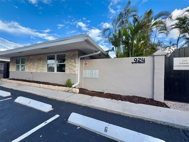 Building Photo - 924 NE 17th Terrace