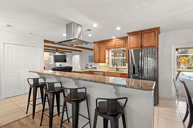 Building Photo - 762 SE River Ln