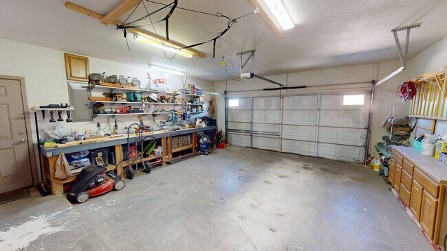 Building Photo - 3-Bedroom/2.5-Bathroom in Alamogordo, NM