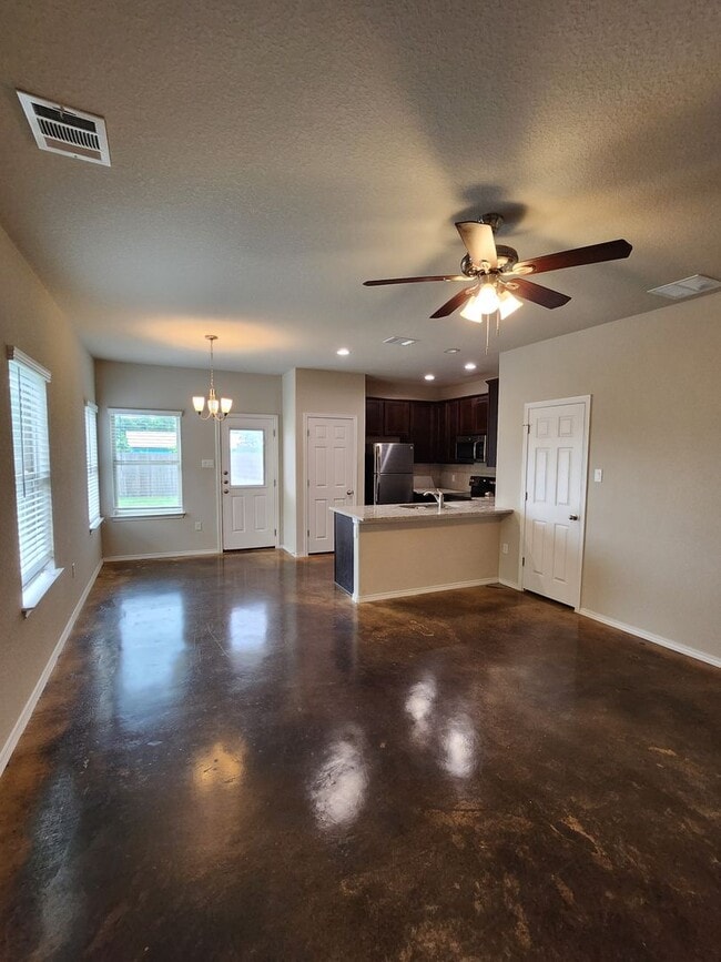 Building Photo - 3bd/2.5ba in Seguin