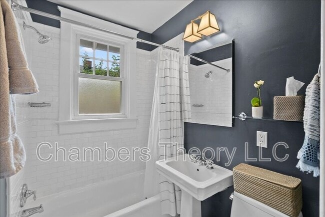 Building Photo - 23 E Walnut St