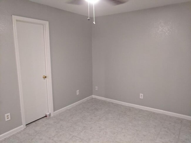 Building Photo - 5817 Spring Meadow Rd