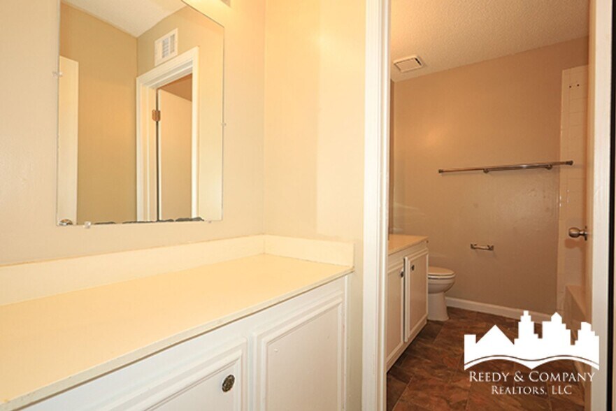 Building Photo - 6760 Racquet Club Dr