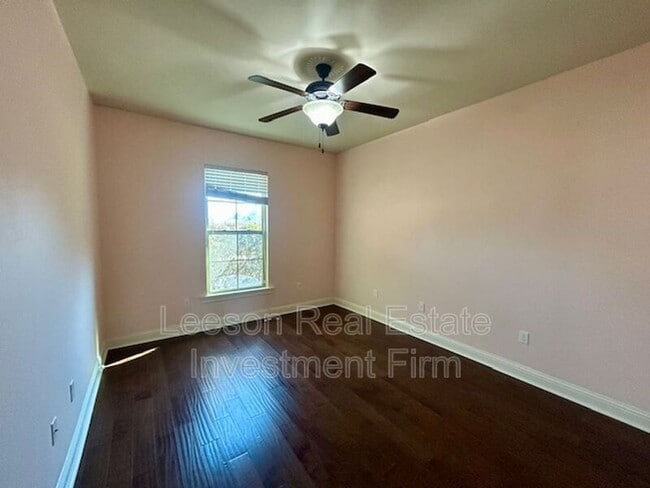 Building Photo - 2912 Paradise Dr