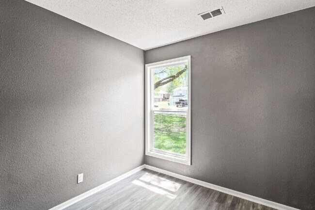 Building Photo - Spacious and updated townhome in Olathe!  1st month is Free!*