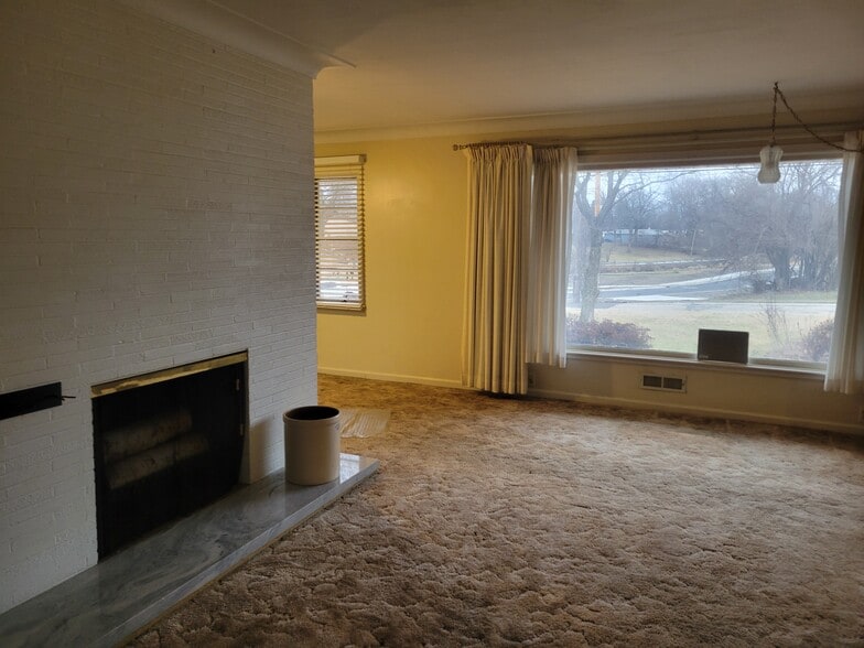 Building Photo - 2123 Eileen Rd