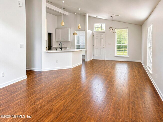 Building Photo - 760 S Lilac Loop