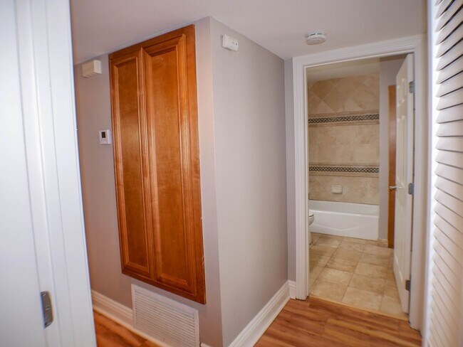 Building Photo - 2BD/2BA Dual Master Condo of secured building in highly sought after Boutique Bella Capri building.