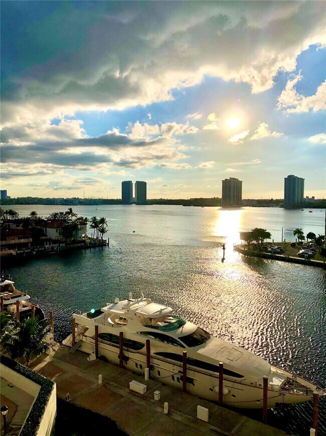 Building Photo - 1000 W Island Blvd