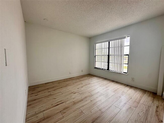 Building Photo - 2580 Coral Springs Dr