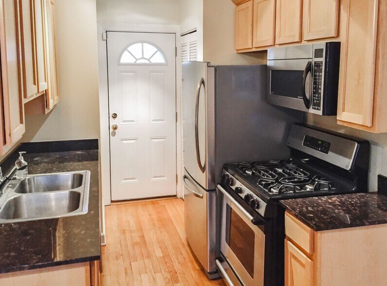 Building Photo - 626 W Roscoe St