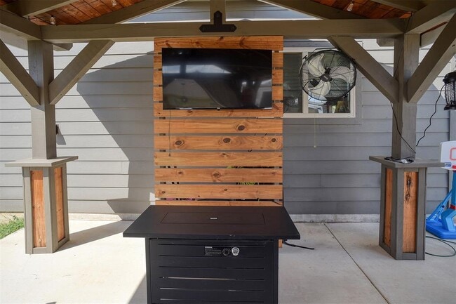 Building Photo - 205 Driftwood Ln