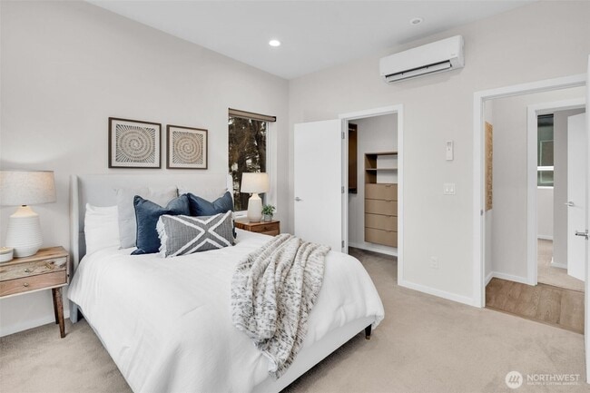 Building Photo - 9732 Woodlawn Ave N