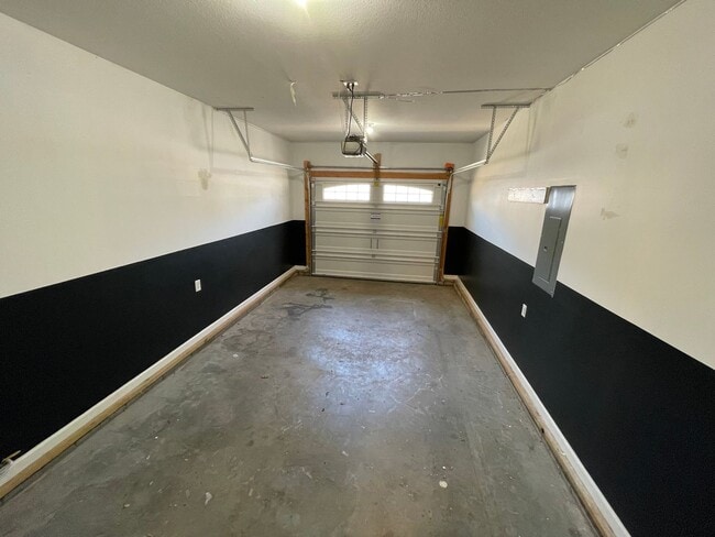 Building Photo - Well-Maintained 3 Bedroom, 2 Bath Home wit...