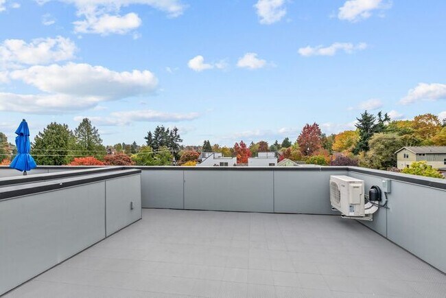 Building Photo - Stunning Ultra-Modern Central District Tow...