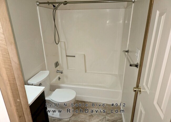 Building Photo - Large 1 bed with washer and dryer hookup
