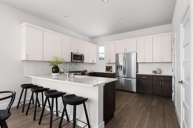 Building Photo - 2108 Rosewood Ave