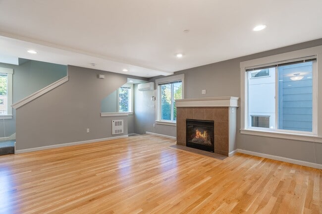 Building Photo - 2bd/2.5ba Seattle Townhome