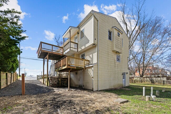 Building Photo - Dolly's