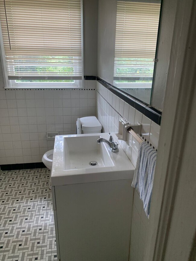 Building Photo - COMING SOON 3 Bed 1 bath