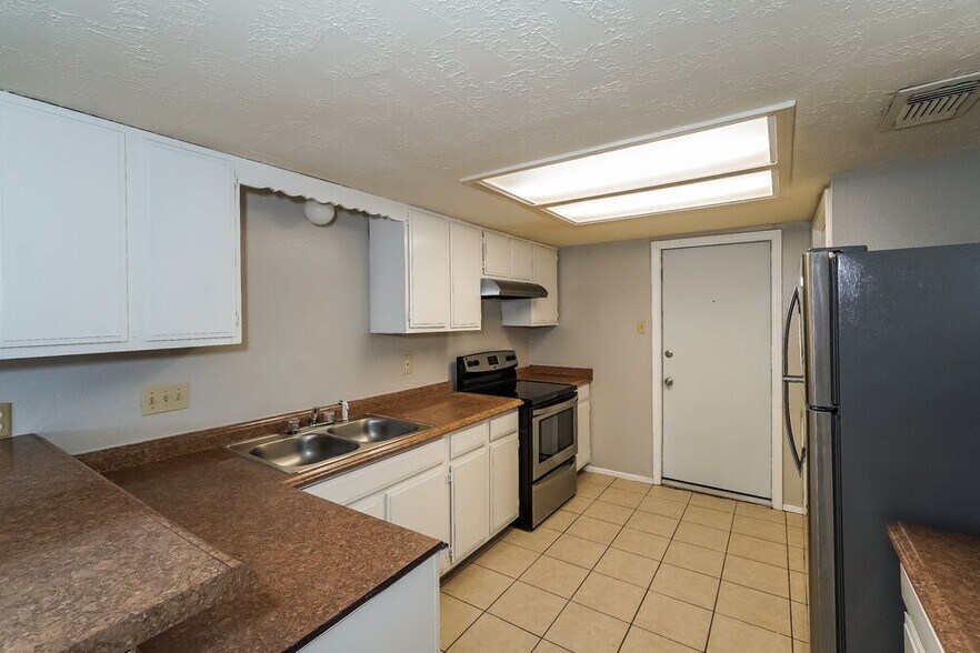 Building Photo - 7622 Millbrae Ln