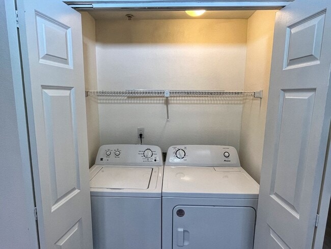 Building Photo - East Hill 2-bedroom top-floor unit w/s/g i...