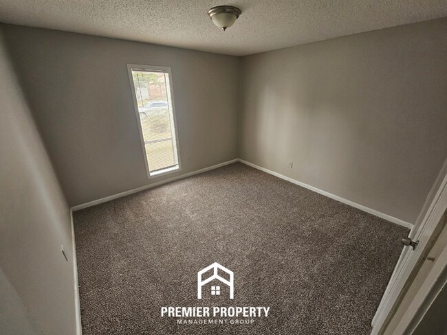 Building Photo - Spacious 3BR Memphis Home with Vaulted Ceilings, Fireplace & Fenced Backyard