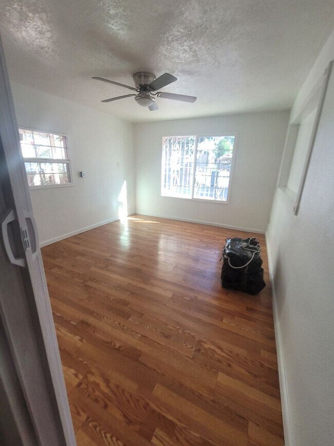 Building Photo - Ready to View!!