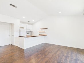 Building Photo - 1303 Hollow Creek Dr