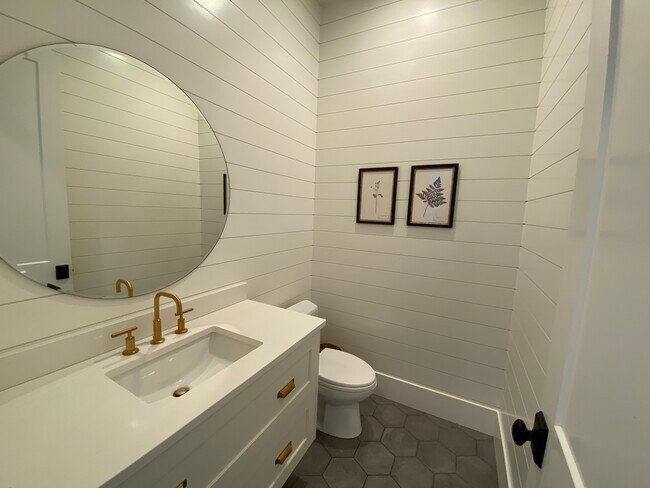 Building Photo - 530 Craftsman Way