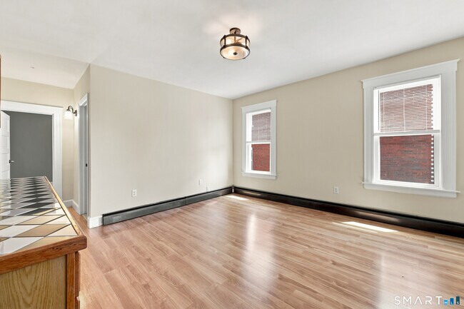 Building Photo - 126 Booth St
