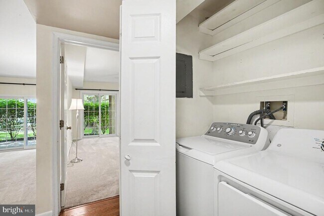 Building Photo - 205 Valley Stream Ln