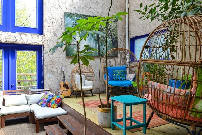 Building Photo - 706 E Stuart St