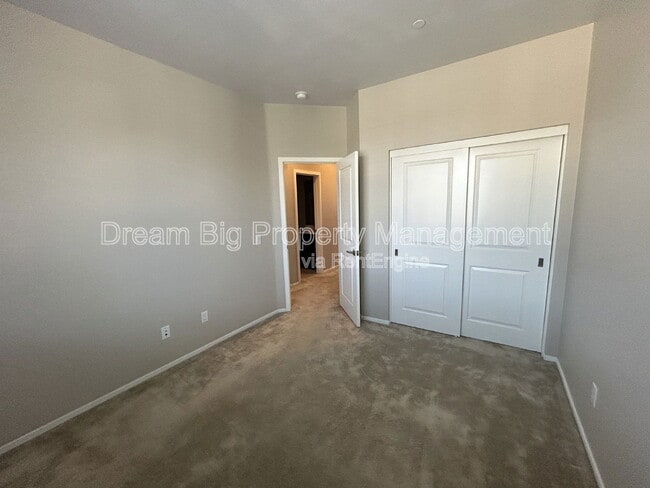 Building Photo - 609 Savi Dr