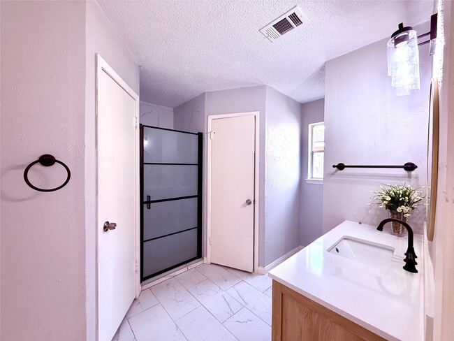 Building Photo - 12071 Plumbrook Dr