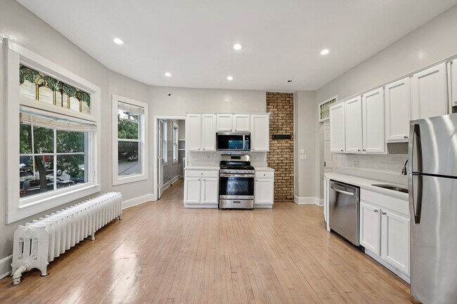 Primary Photo - 515 W 25th St