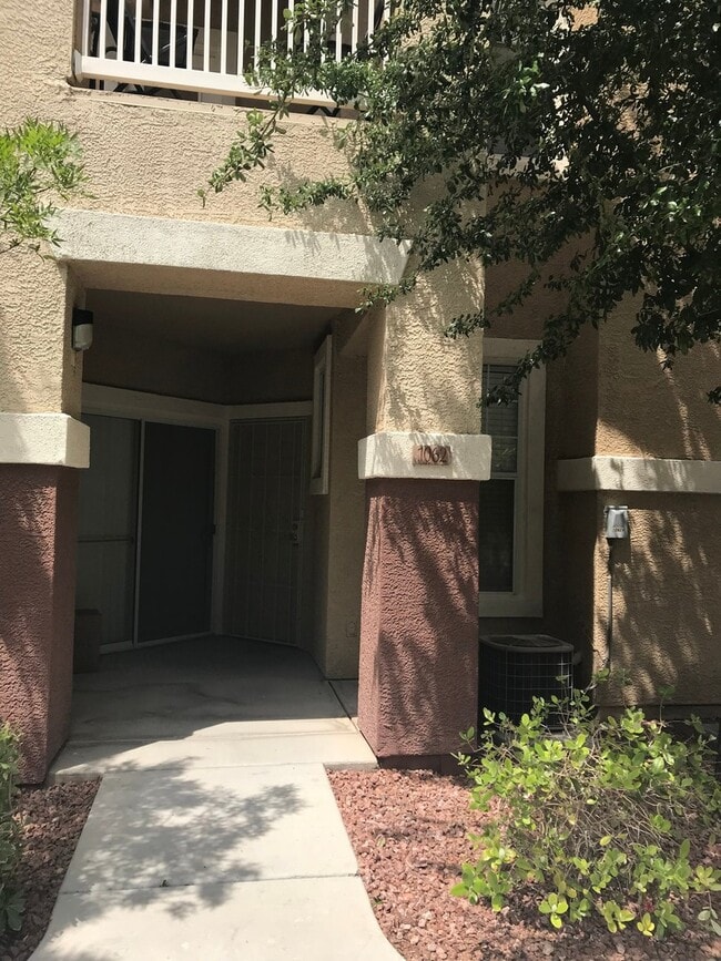 Building Photo - Beautiful  2bed 2bath Gated Community