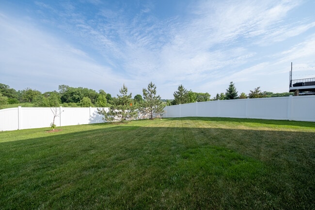 Building Photo - 5595 Queensland Ln N