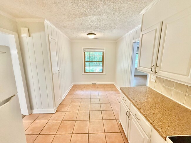 Building Photo - Beautiful 3 Bed 2 Bath Home Located Right ...